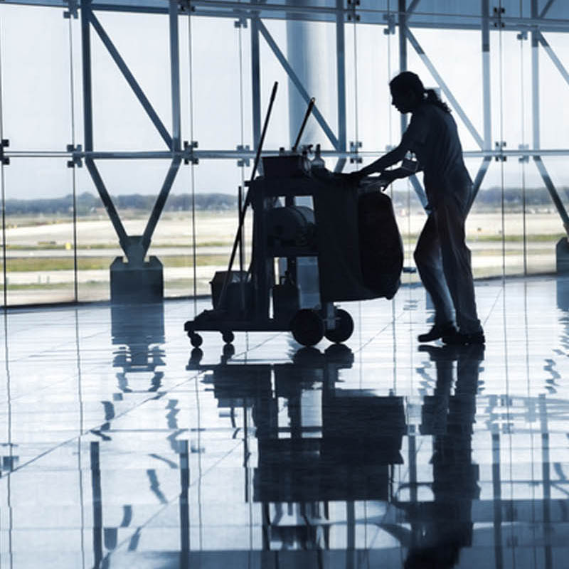 Sprzątanie podłogi na lotnisku